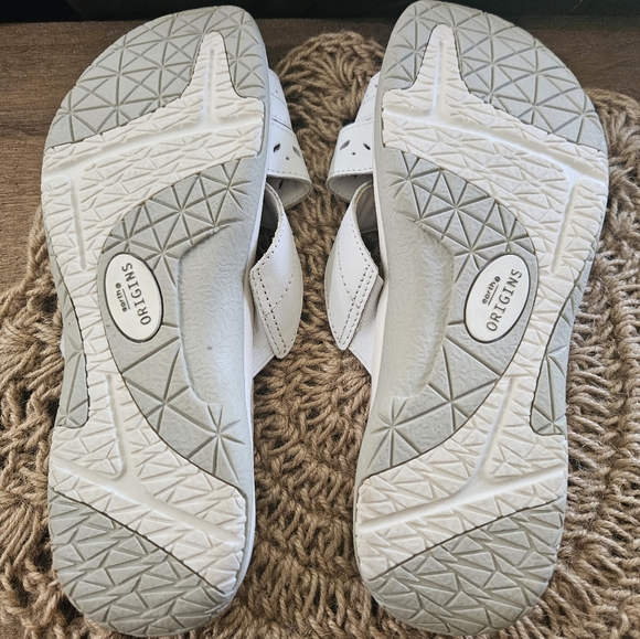 EUC Earth Origins sandals- 10 - Picture 4 of 10
